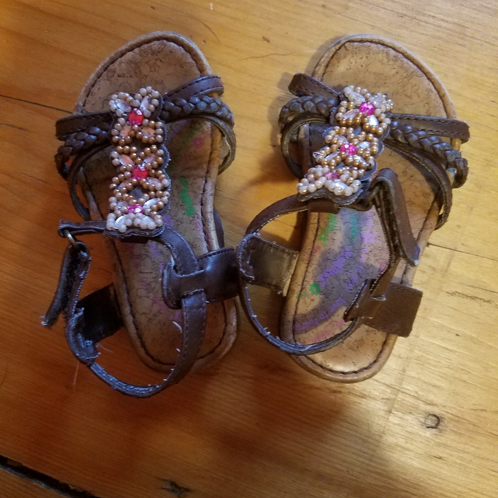Par of sandals.